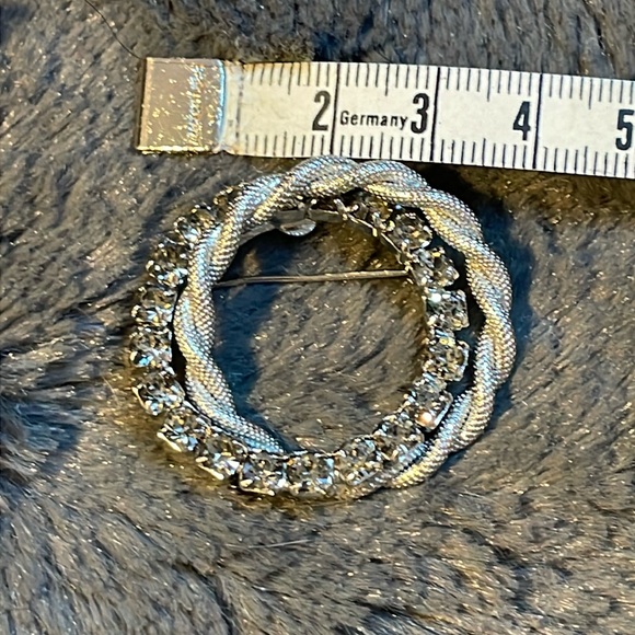 Sparkly 50s circle brooch with rhinestones - Picture 3 of 4